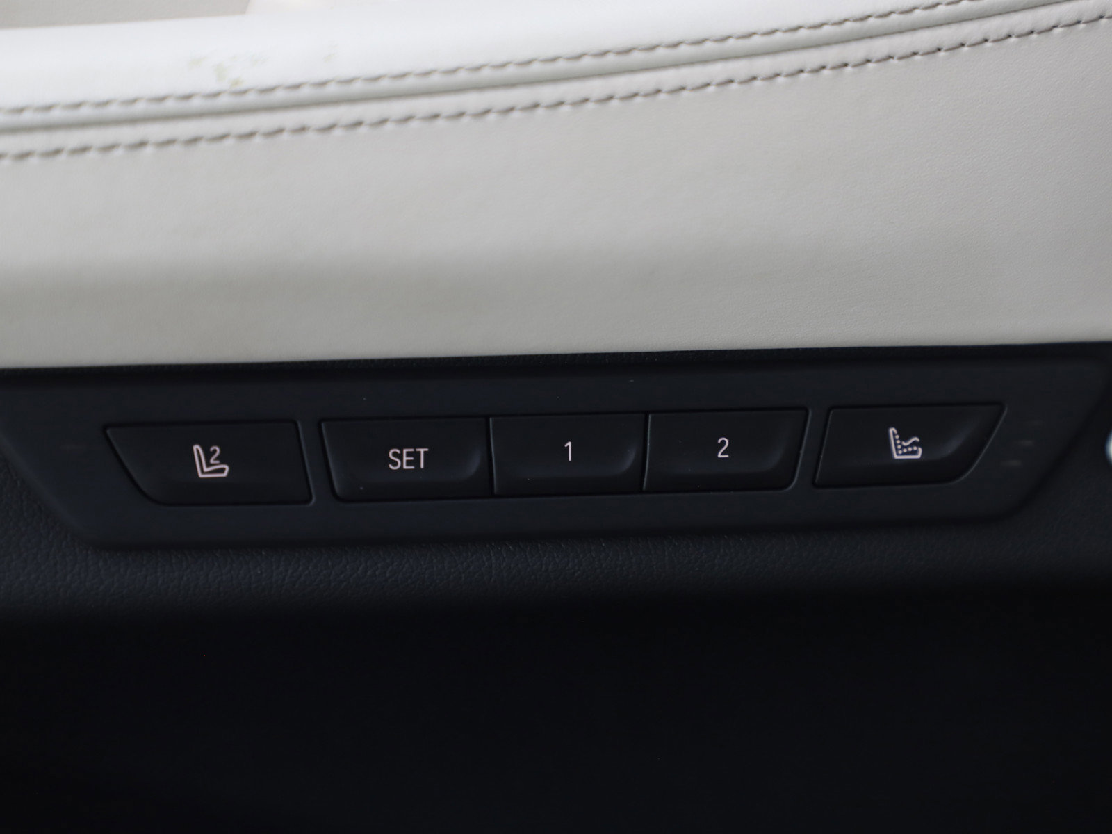 Used 2020 BMW 750i xDrive w/ Executive Package image 27