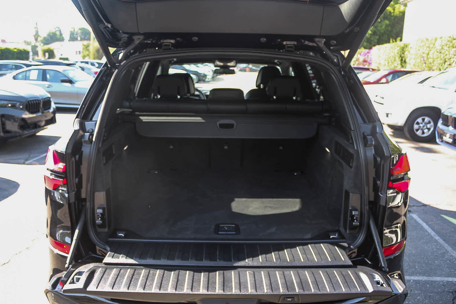 Used 2026 BMW X5 M60i w/ Executive Package image 25