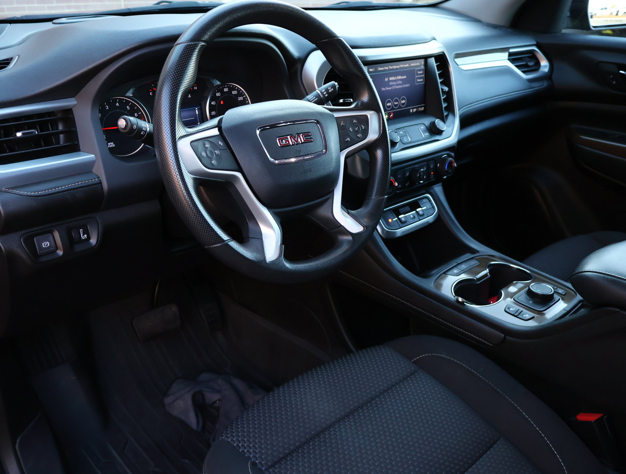 Used 2023 GMC Acadia SLE w/ Driver Convenience Package image 3