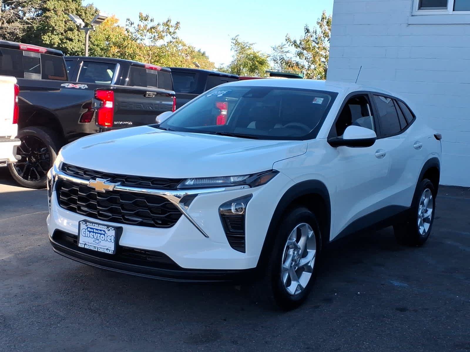 Used 2025 Chevrolet Trax LS w/ LS Convenience Package FWD image 3