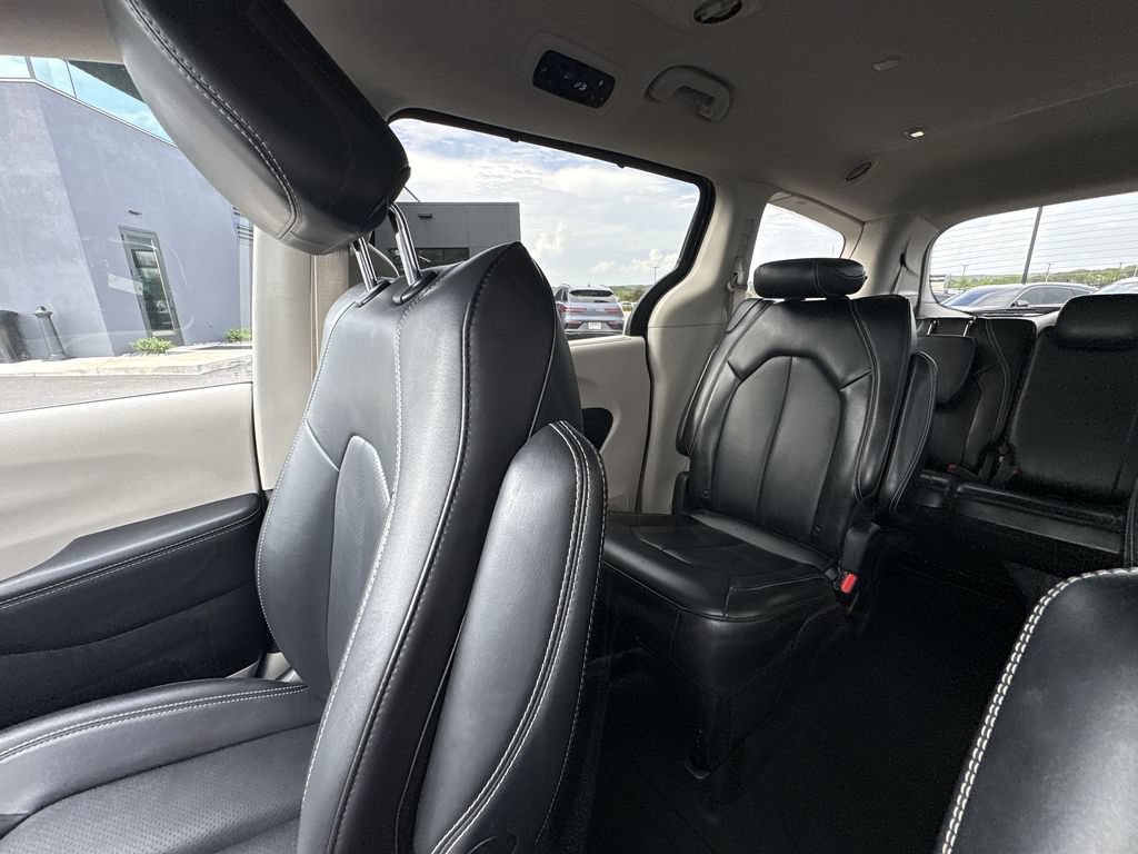 Used 2024 Chrysler Pacifica Touring-L FWD image 12