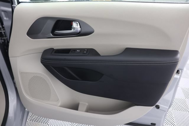 Used 2023 Chrysler Pacifica Touring-L FWD image 27