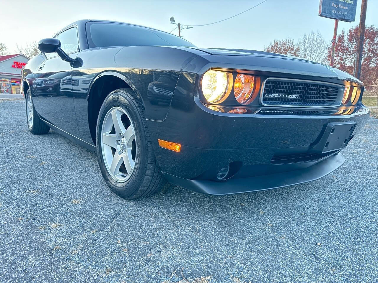 Used 2010 Dodge Challenger SE image 3