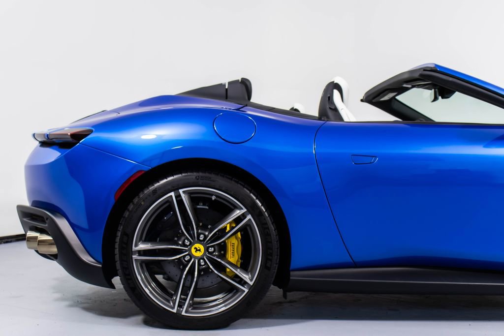 Certified 2025 Ferrari Roma Spider RWD image 17