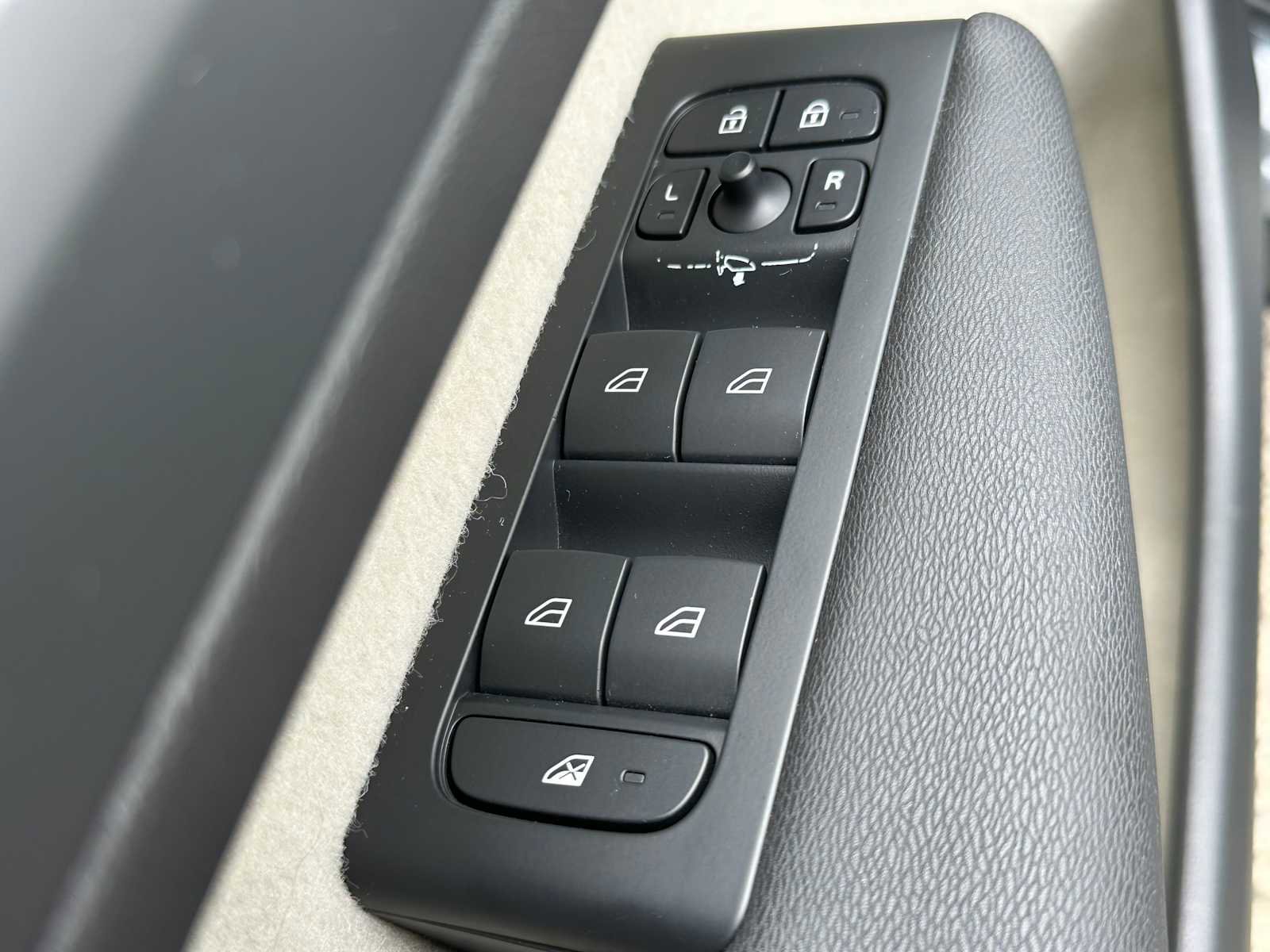 Certified 2023 Volvo XC40 B5 Plus w/ Protection Package Premier AWD/4WD image 22