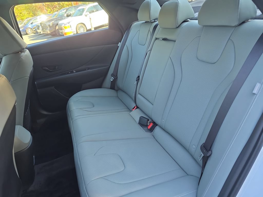 Used 2025 Hyundai Elantra Limited FWD image 13