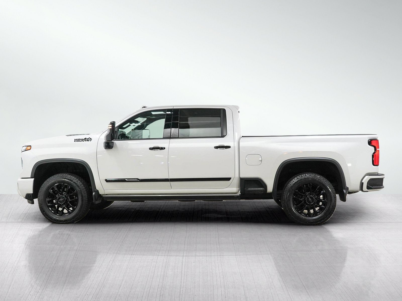 Used 2025 Chevrolet Silverado 2500 High Country w/ High Country Premium Package AWD/4WD image 3