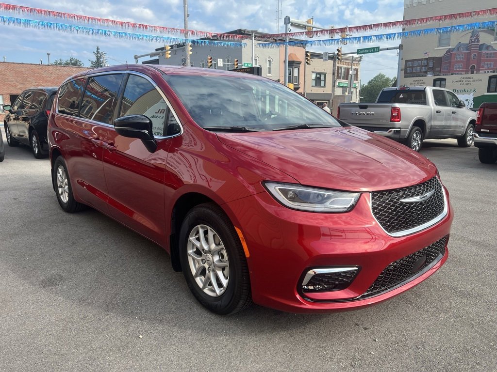 New 2025 Chrysler Pacifica Select image 3