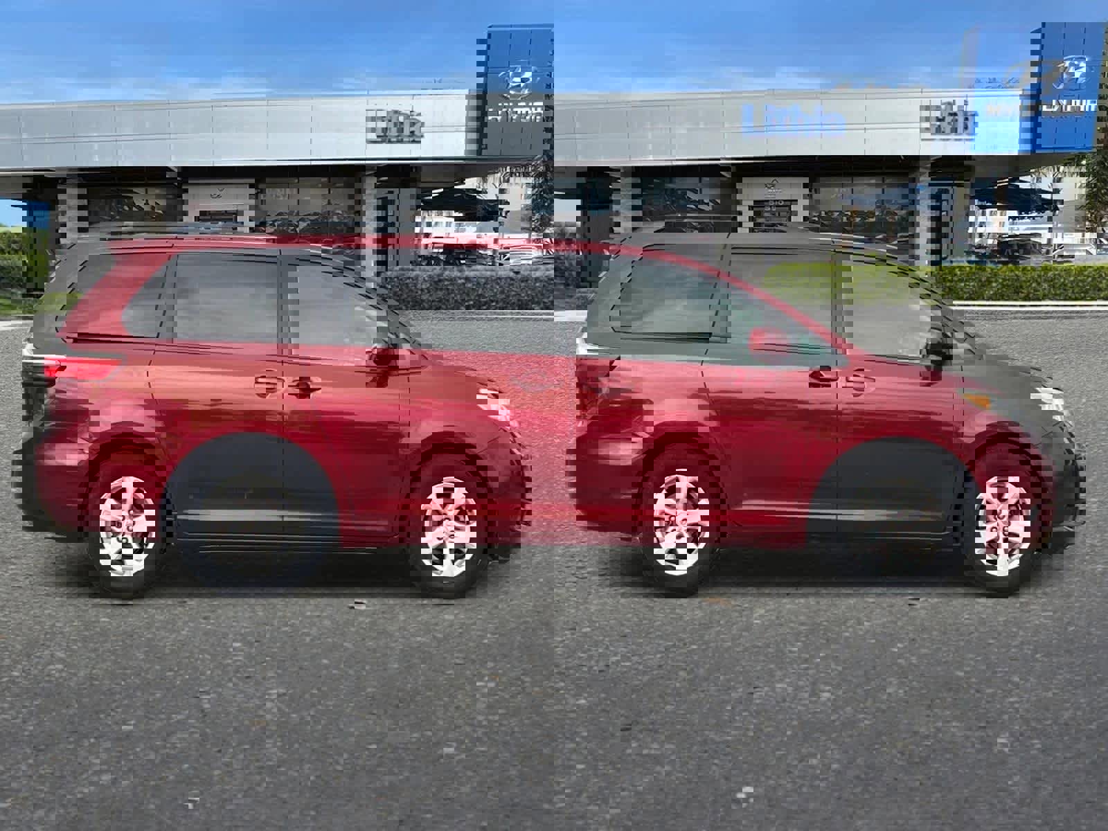 Used 2017 Toyota Sienna LE image 9