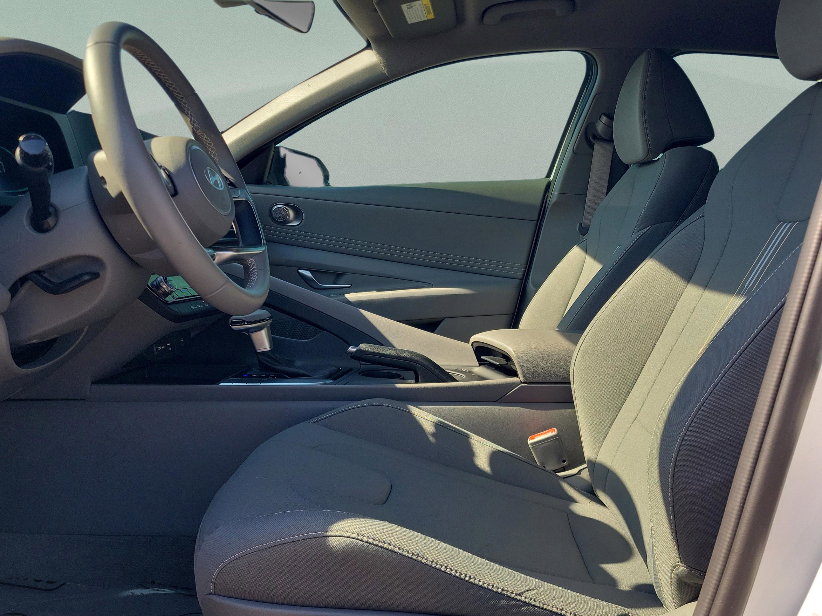 Certified 2025 Hyundai Elantra Sport image 18