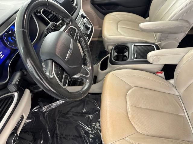 Used 2020 Chrysler Pacifica Touring-L Plus w/ Tire & Wheel Group FWD image 22