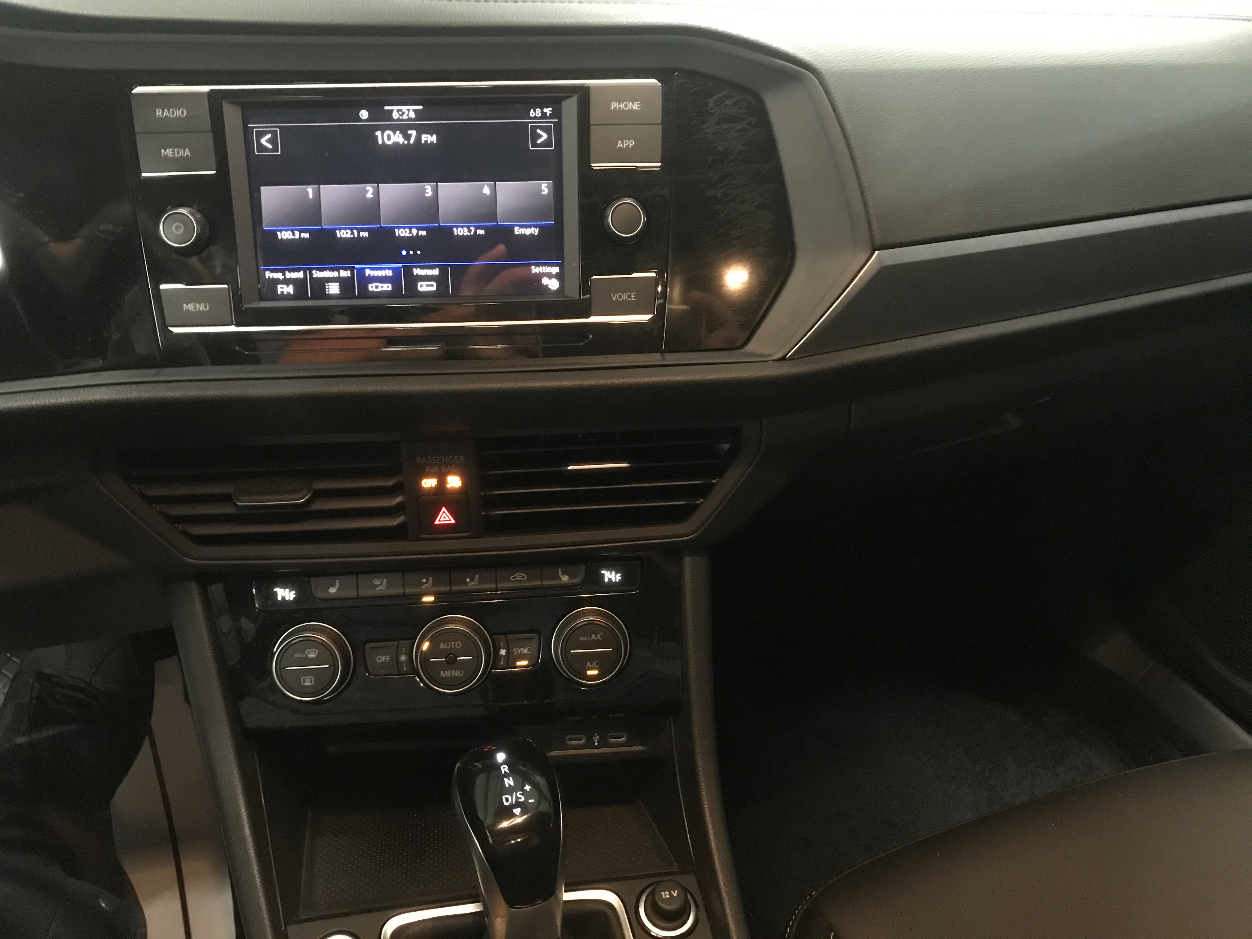 Used 2024 Volkswagen Jetta SE w/ Panoramic Sunroof Package FWD image 14