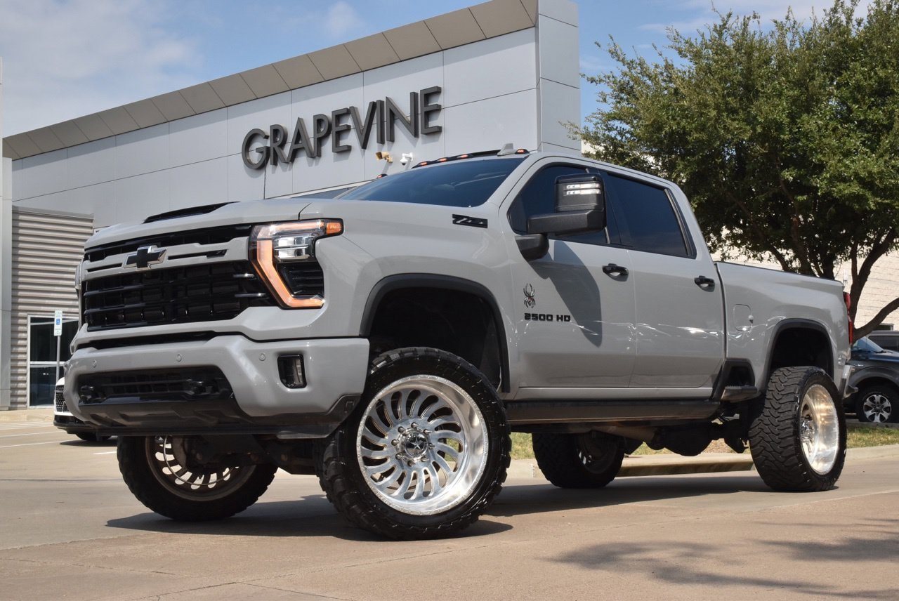 Used 2024 Chevrolet Silverado 2500 LTZ w/ LTZ Plus Package AWD/4WD image 2