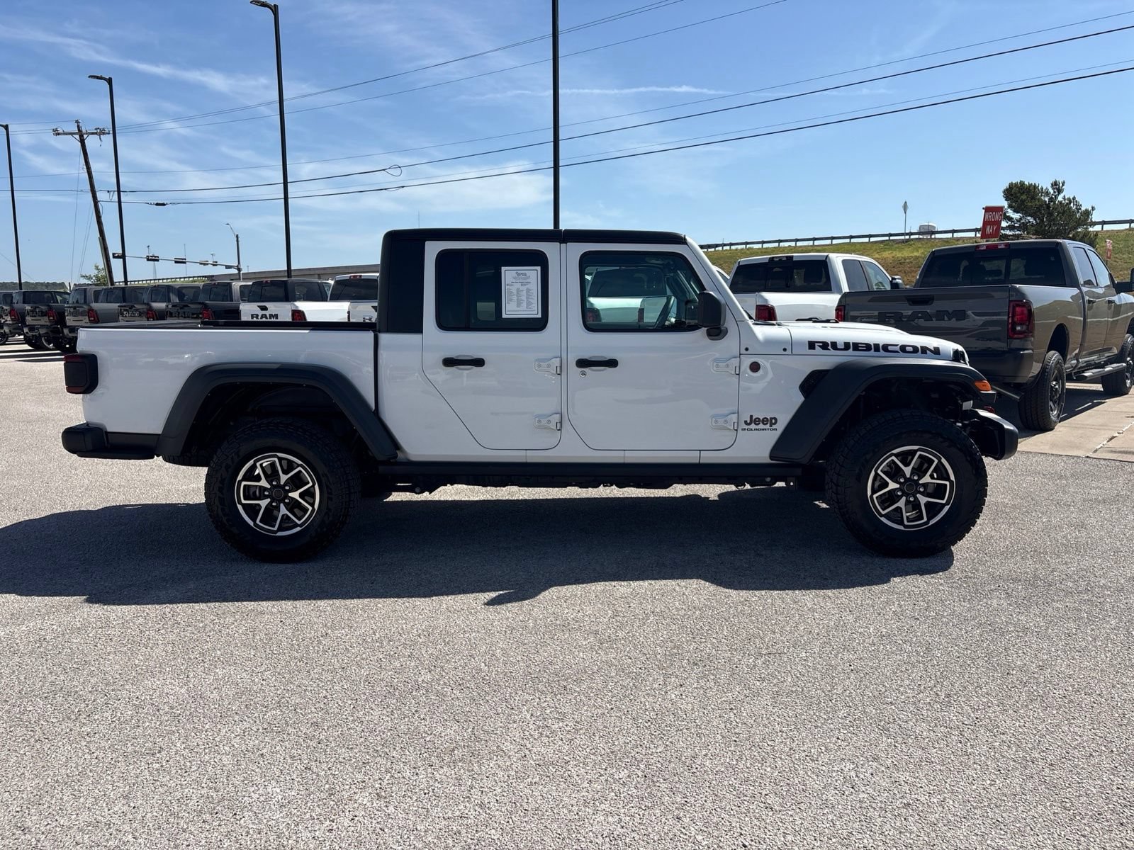 Used 2024 Jeep Gladiator Rubicon w/ Technology Group AWD/4WD image 7