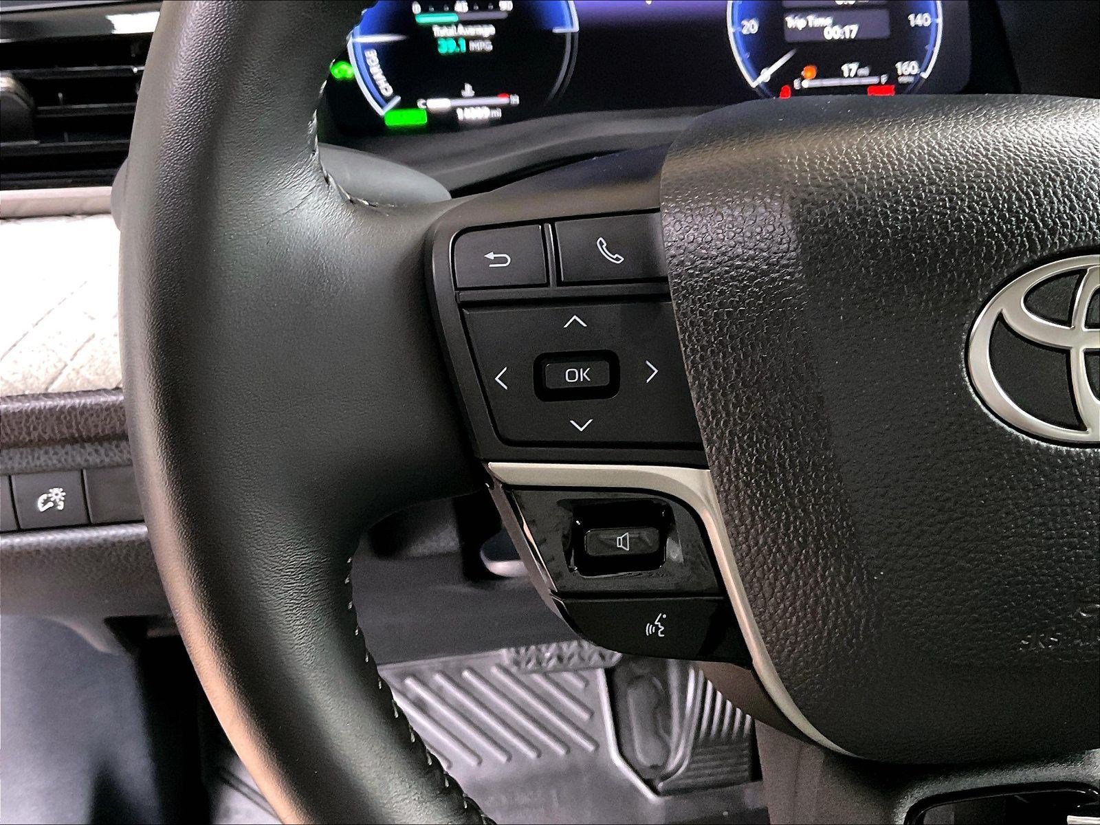 Used 2025 Toyota Camry XLE AWD/4WD image 11