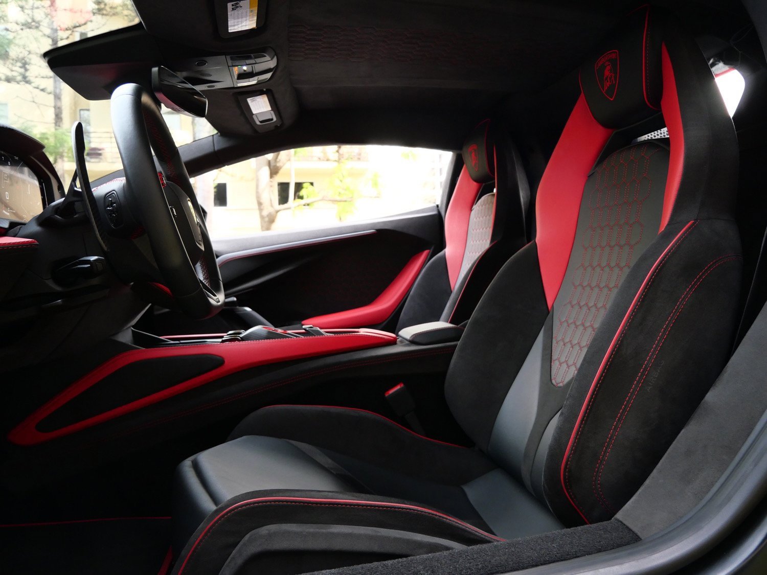 Used 2024 Lamborghini Revuelto image 6