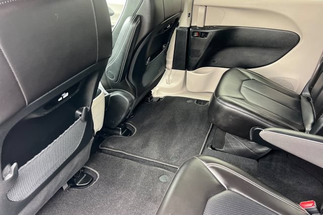 Used 2023 Chrysler Pacifica Touring-L AWD/4WD image 13