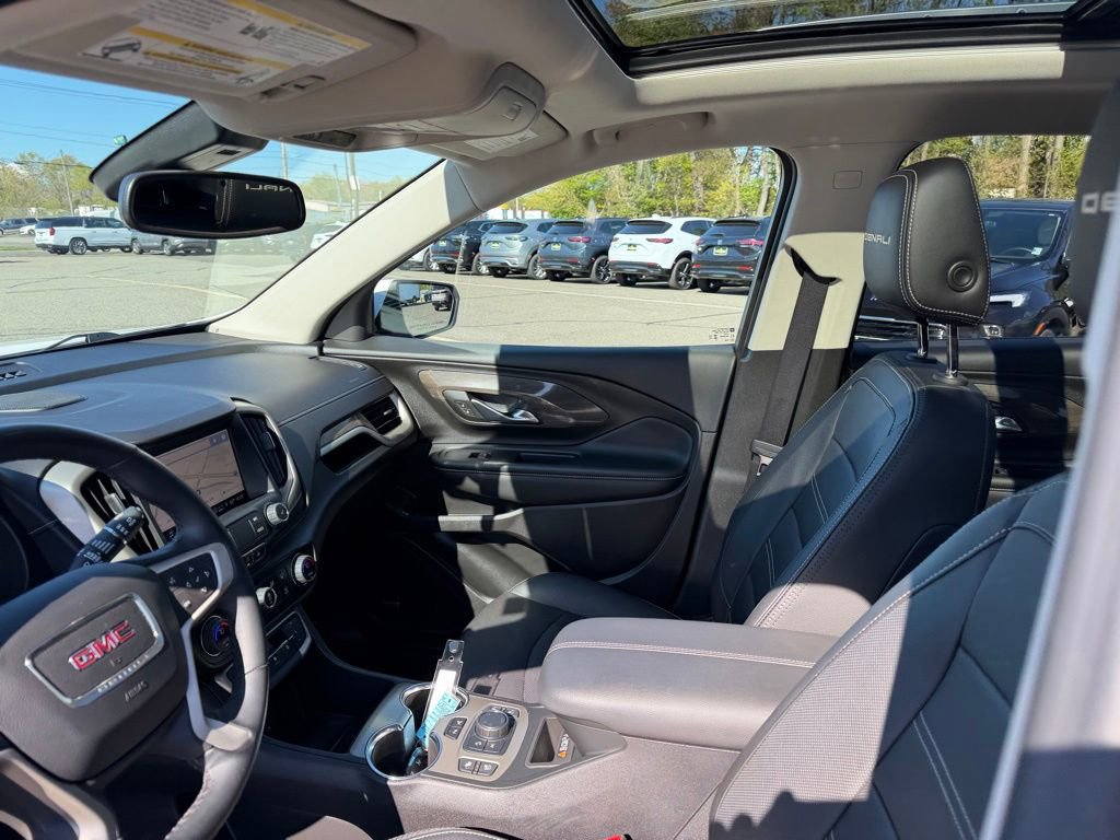 Used 2024 GMC Terrain Denali w/ Denali Premium Package AWD/4WD image 15
