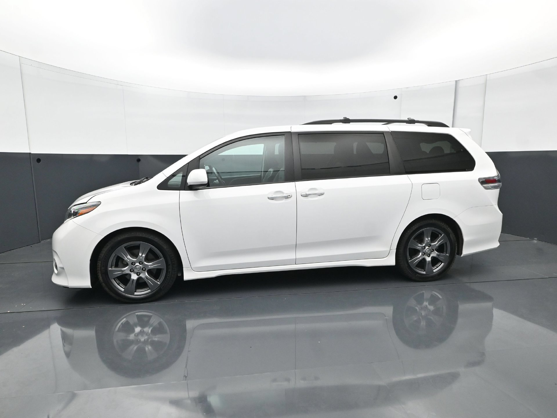 Used 2017 Toyota Sienna SE w/ SE Preferred Package FWD image 3