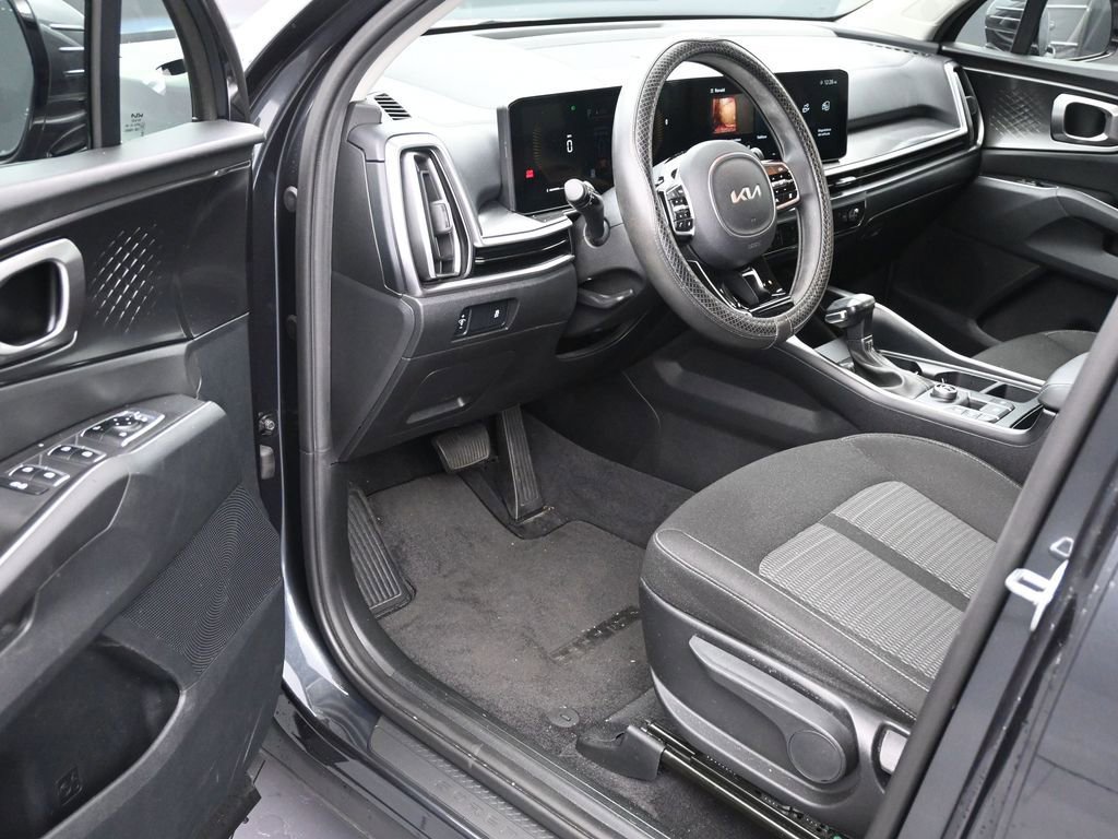 Used 2024 Kia Sorento LX image 11