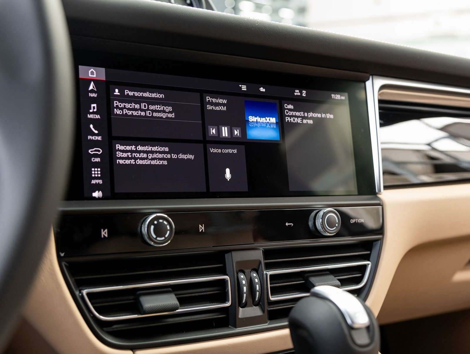 Used 2025 Porsche Macan image 25