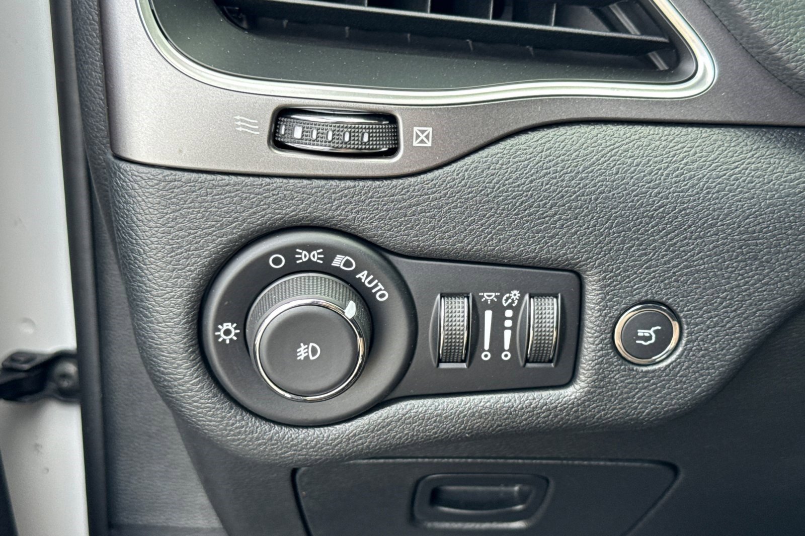 Used 2020 Jeep Cherokee Latitude Plus w/ Comfort/Convenience Group FWD image 36