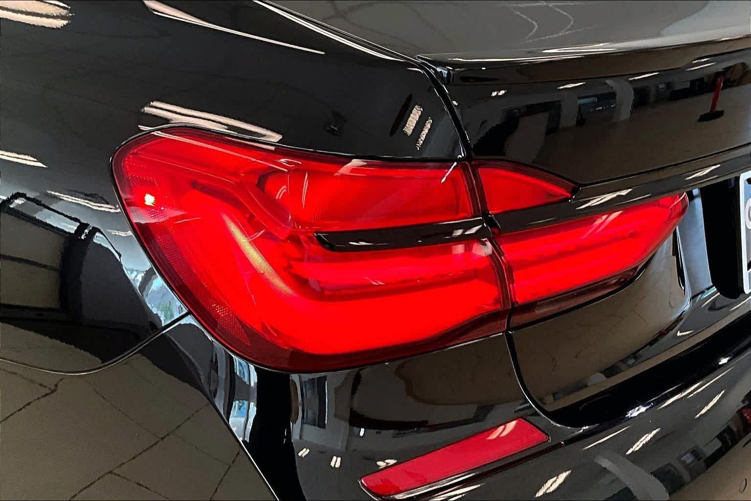 Used 2019 BMW 750i w/ Executive Package RWD image 25