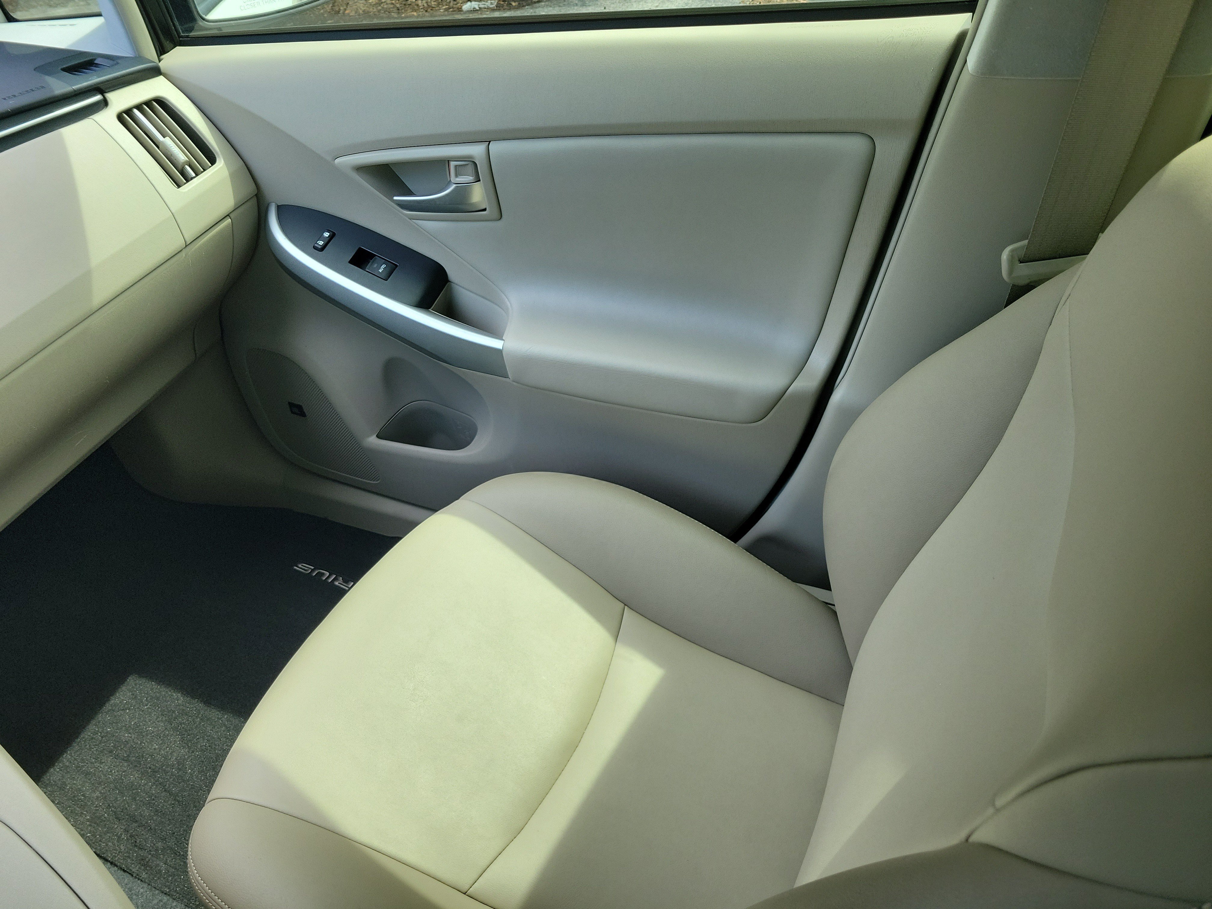 Used 2015 Toyota Prius Four FWD image 16