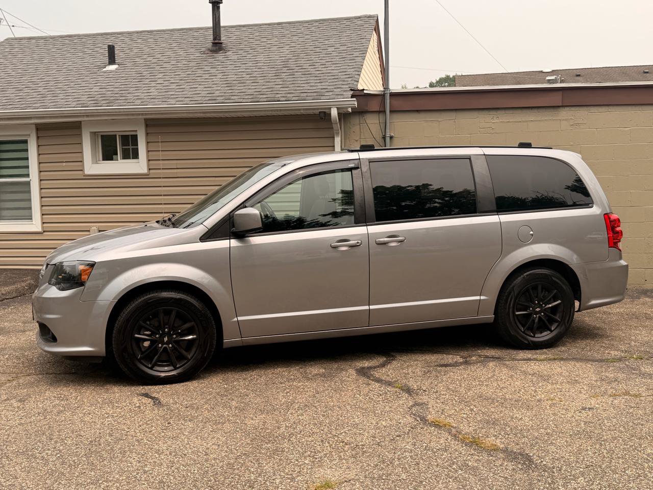 Used 2020 Dodge Grand Caravan GT FWD image 3