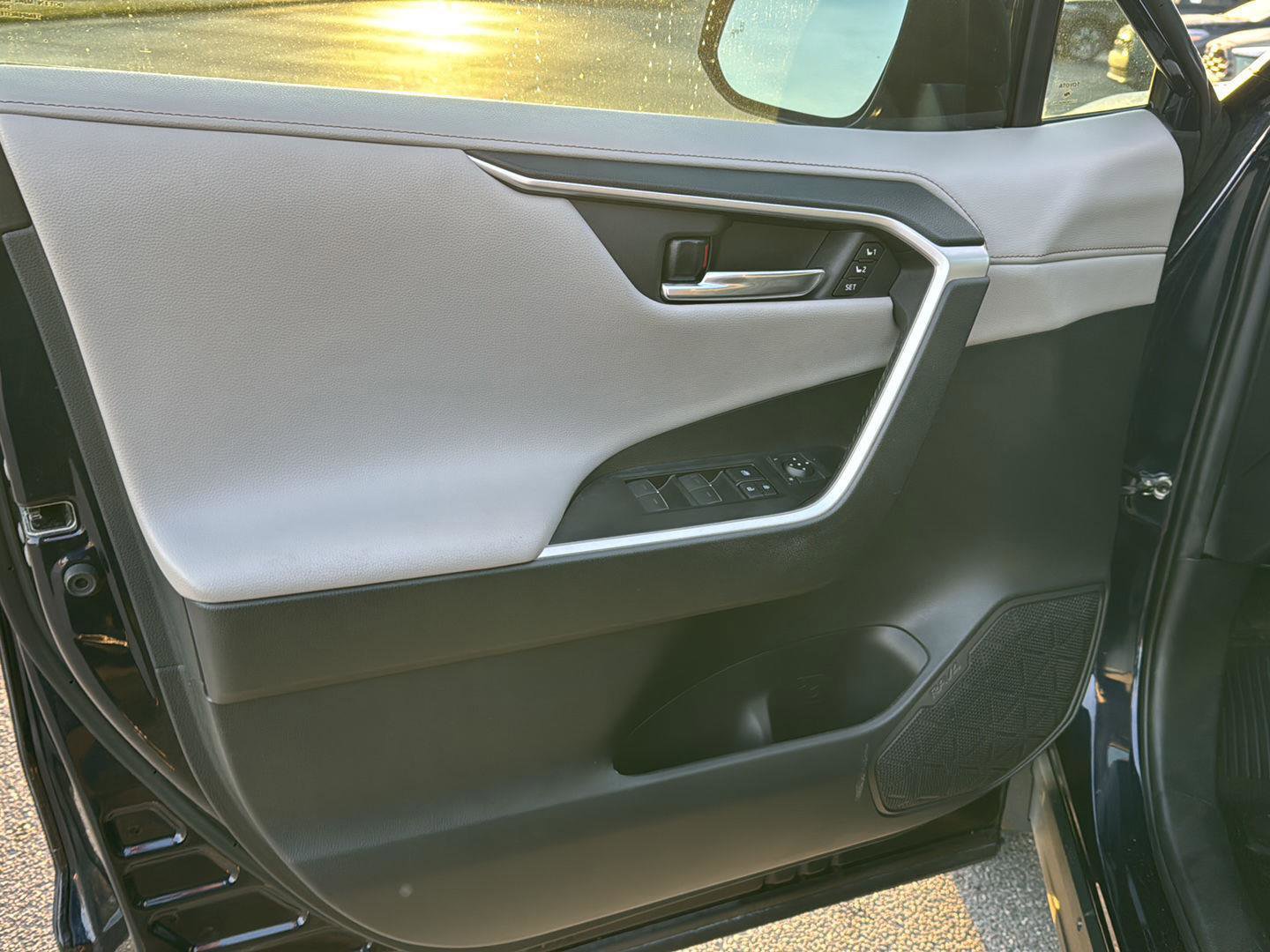 Used 2022 Toyota RAV4 Limited image 14