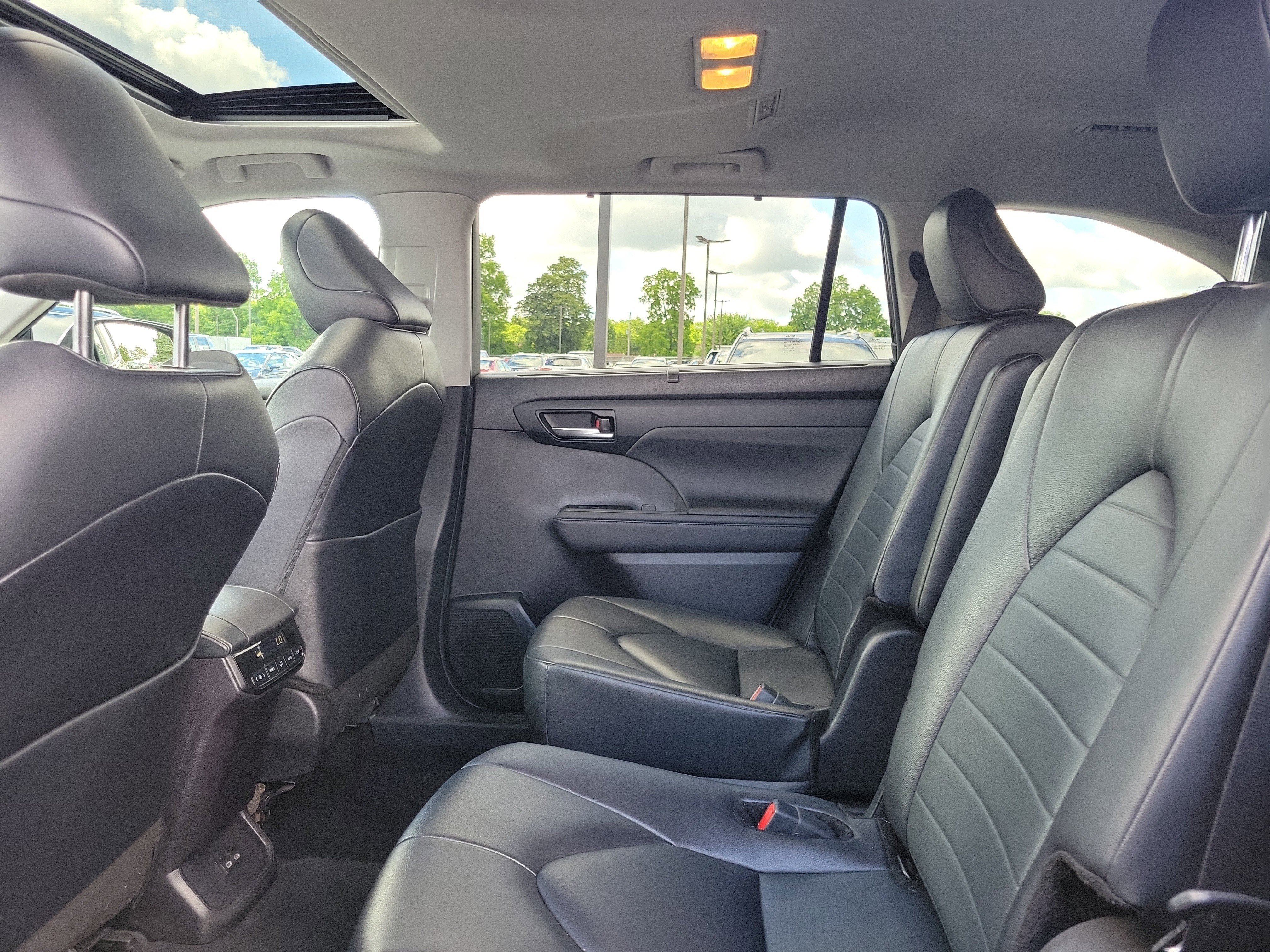 Used 2024 Toyota Highlander XLE FWD image 16