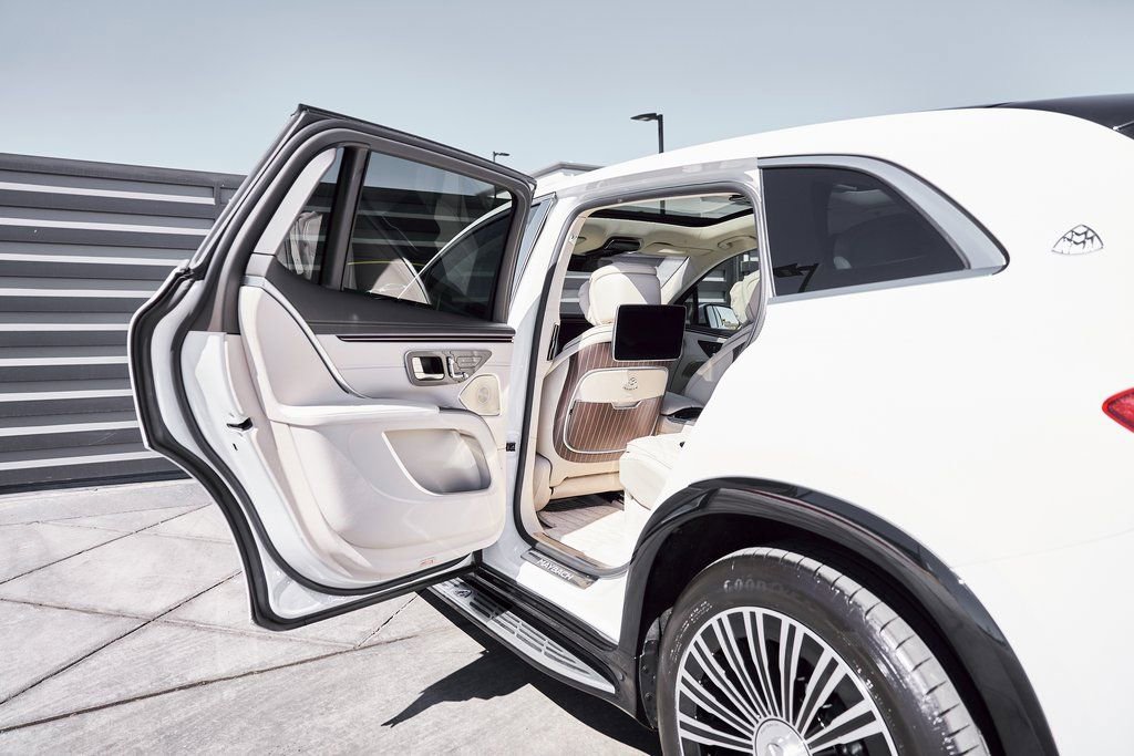 Used 2025 Mercedes-Benz Maybach EQS 680 4MATIC image 34