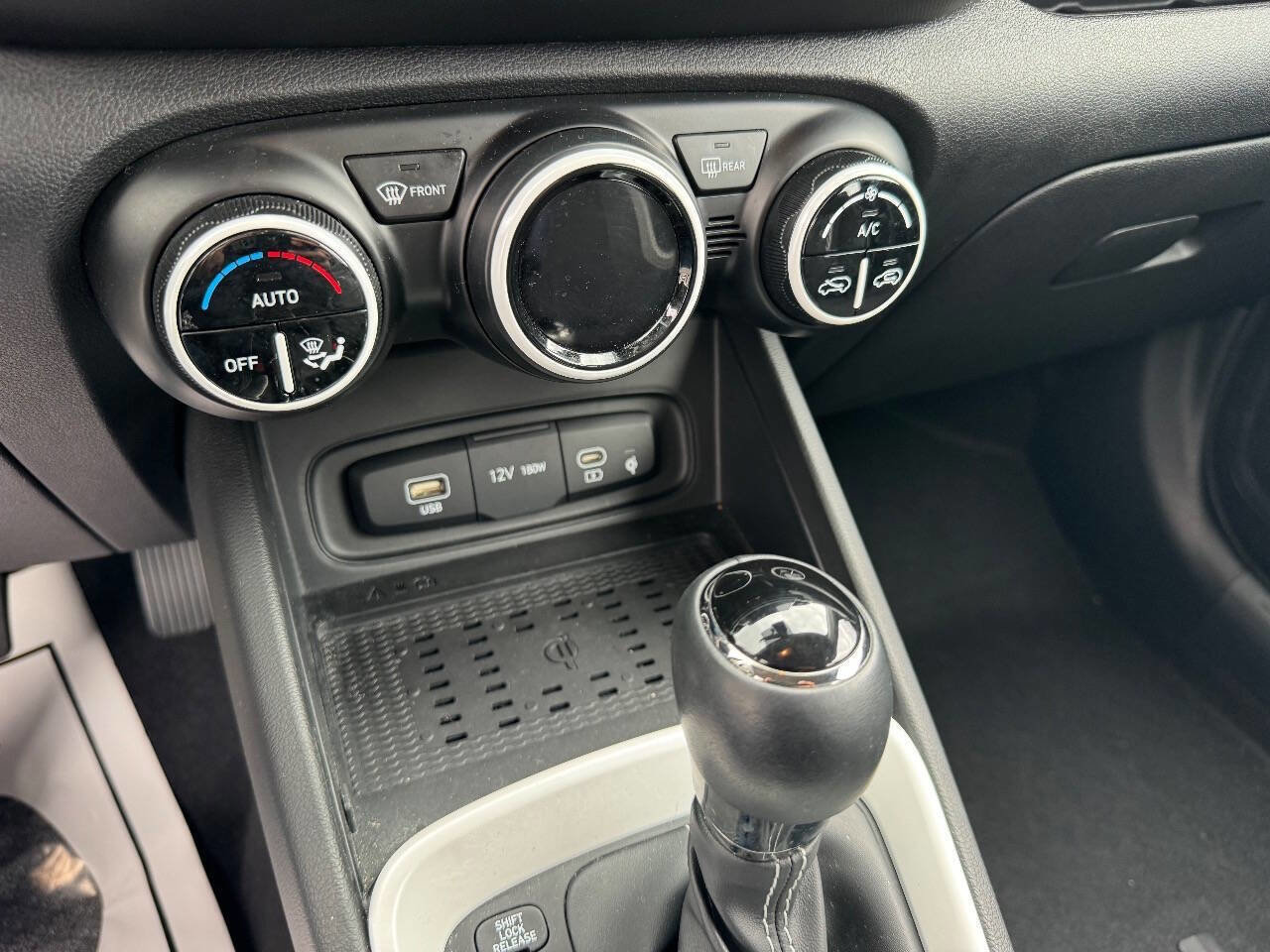 Used 2023 Hyundai Venue Limited image 12