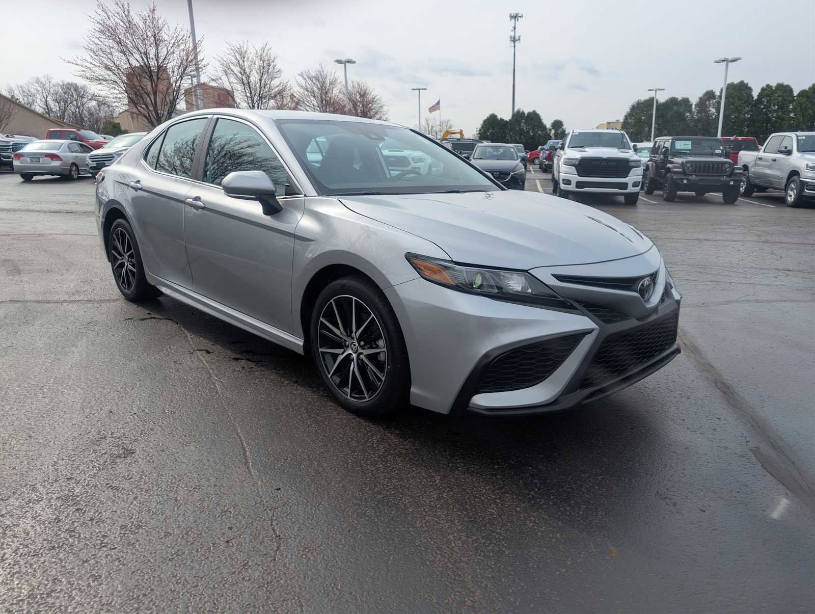 Certified 2023 Toyota Camry SE FWD image 1