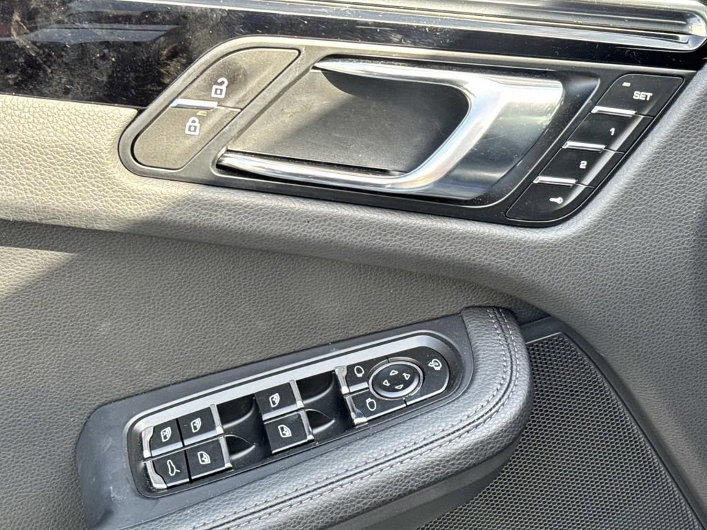 Certified 2025 Porsche Macan image 22