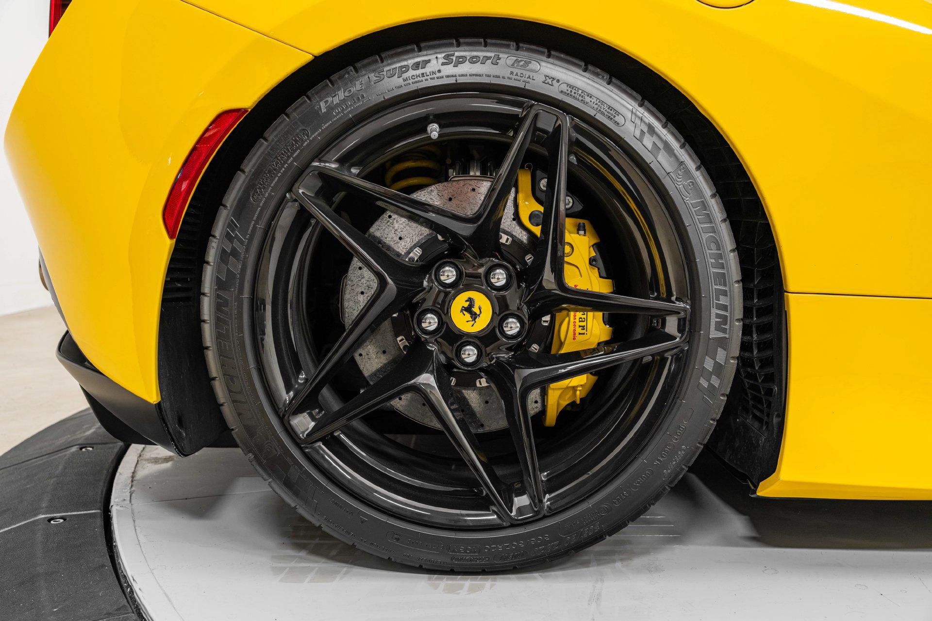 Certified 2021 Ferrari F8 Tributo RWD image 16
