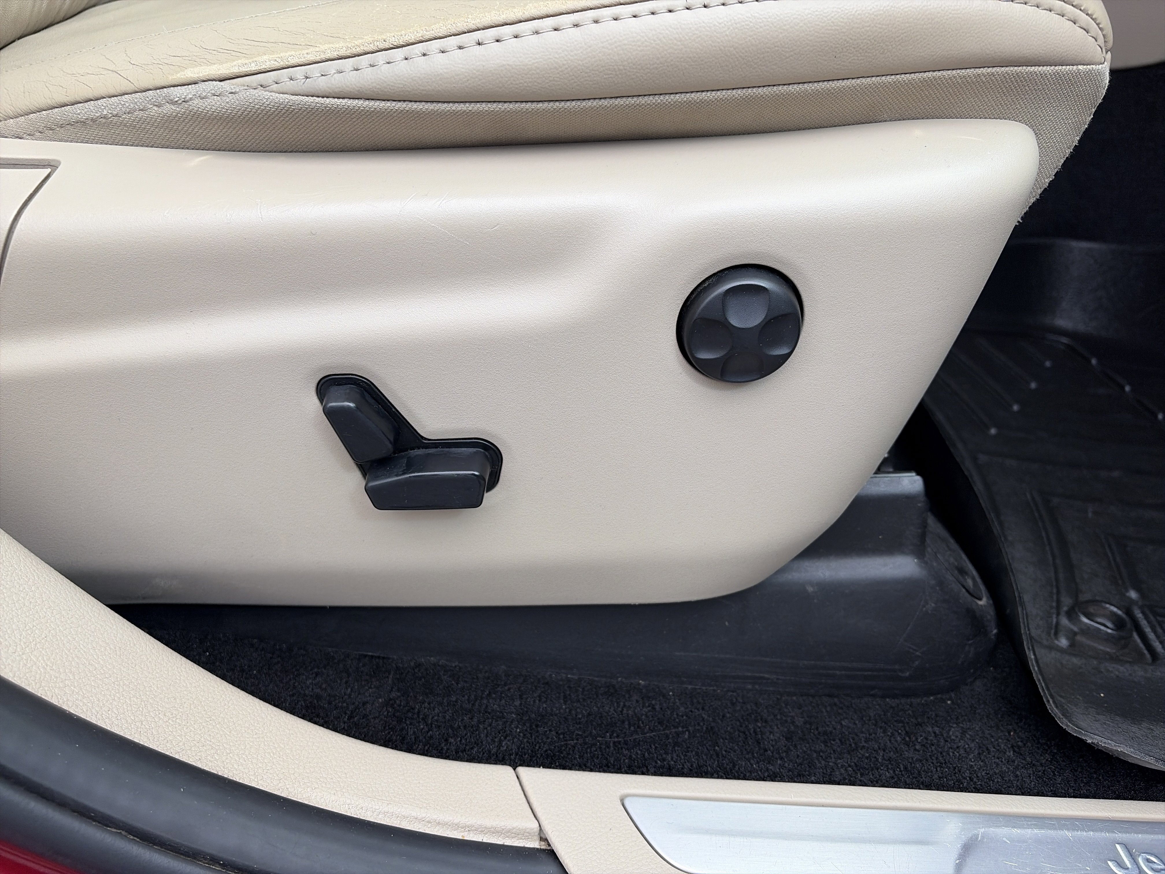 Used 2014 Jeep Grand Cherokee Limited image 28