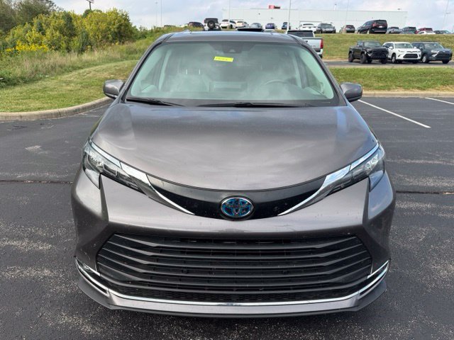 Used 2024 Toyota Sienna XLE w/ XLE Plus Package AWD/4WD image 8