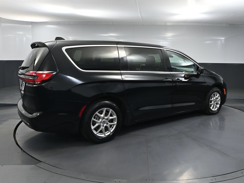 Used 2024 Chrysler Pacifica Touring-L FWD image 4