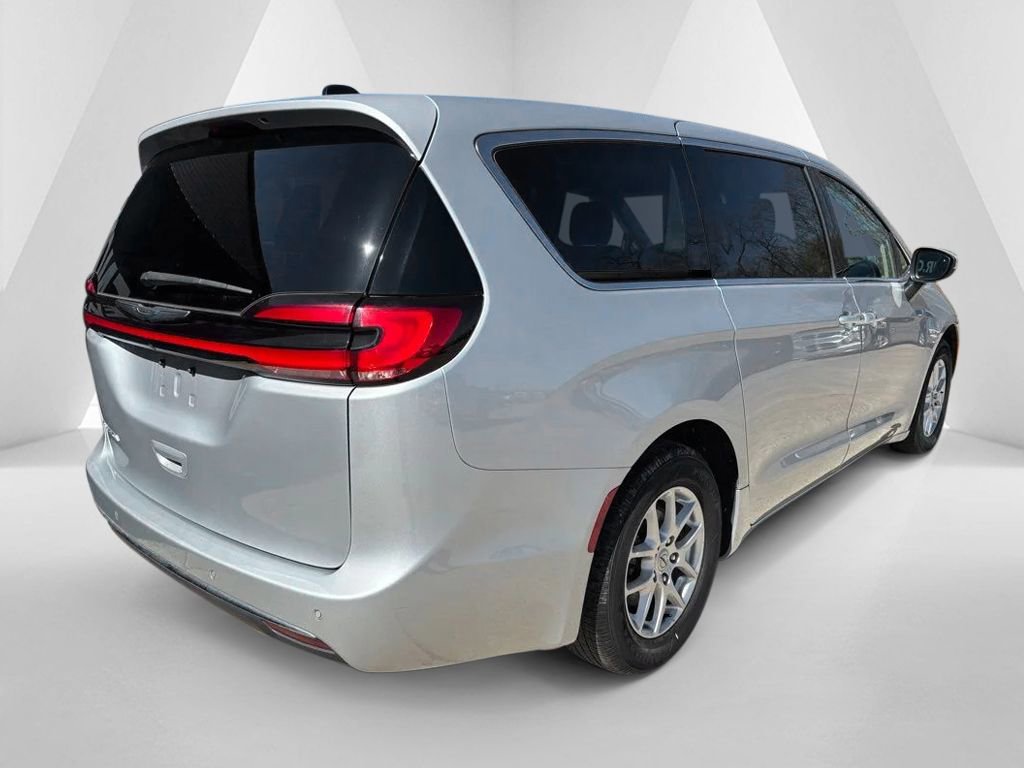 Used 2023 Chrysler Pacifica Touring-L image 4
