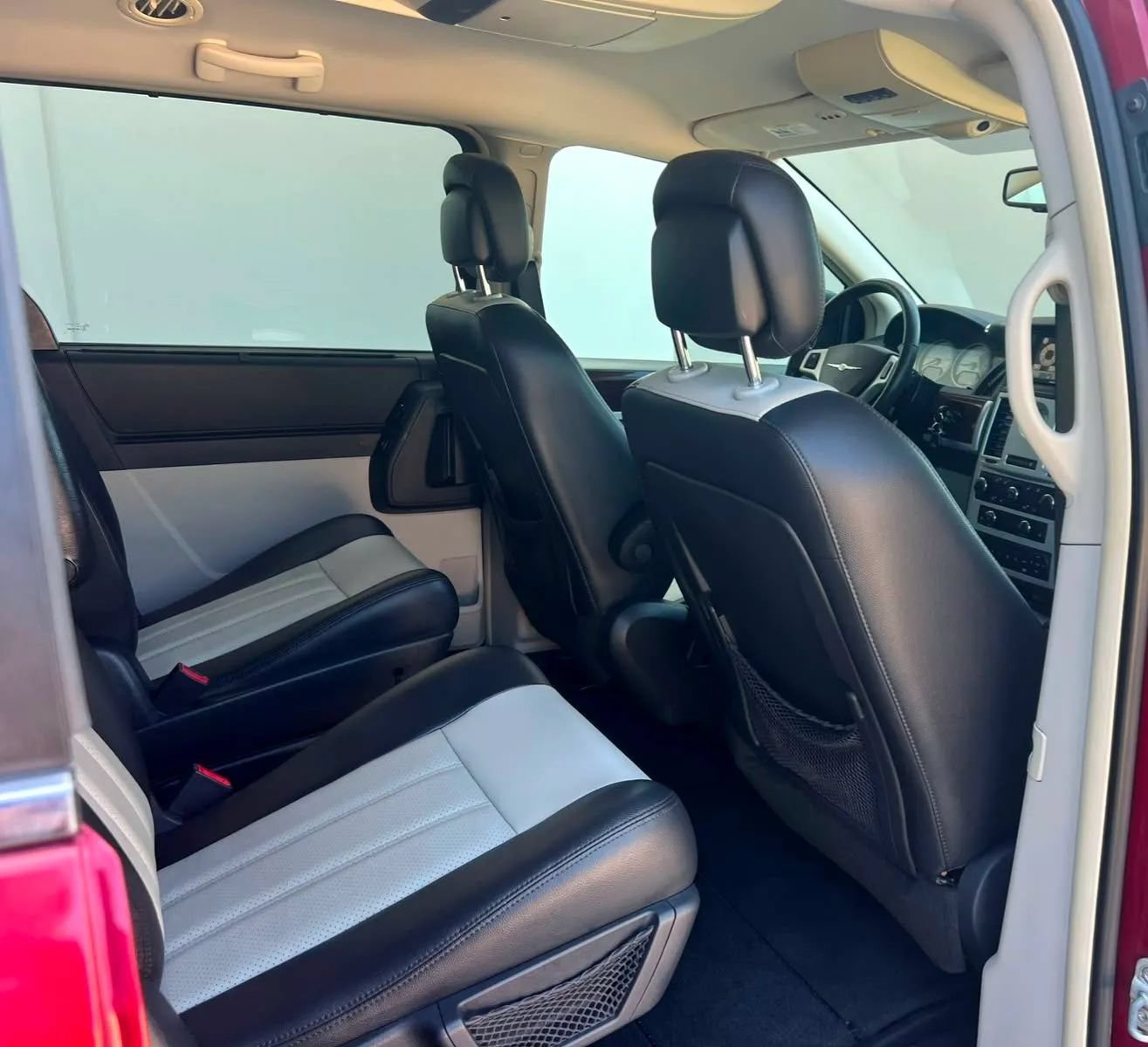 Used 2010 Chrysler Town & Country Touring Plus w/ Safetytec Group FWD image 44