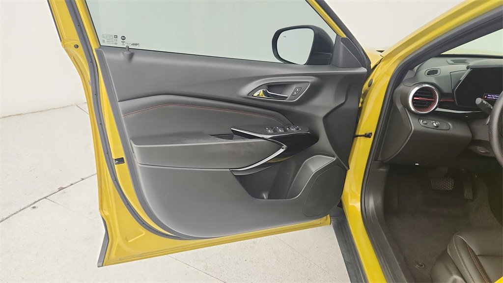 Certified 2024 Chevrolet Trax RS w/ Sunroof Package image 25