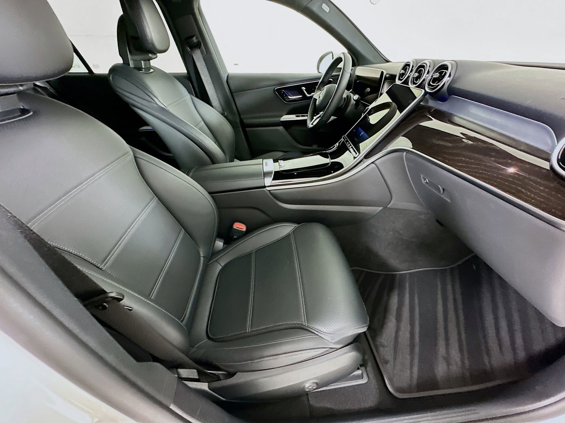 Certified 2025 Mercedes-Benz GLC 300 image 29