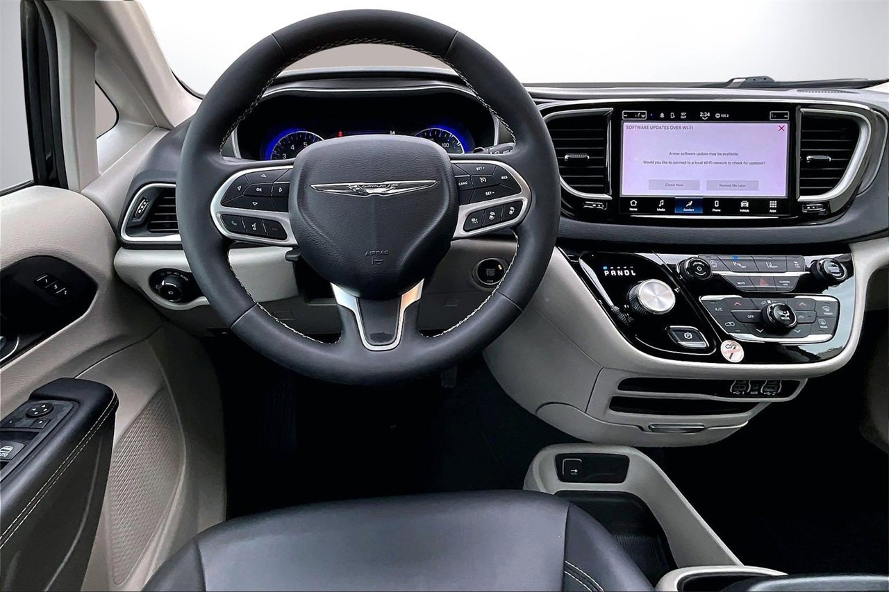 Certified 2024 Chrysler Pacifica Touring-L image 11