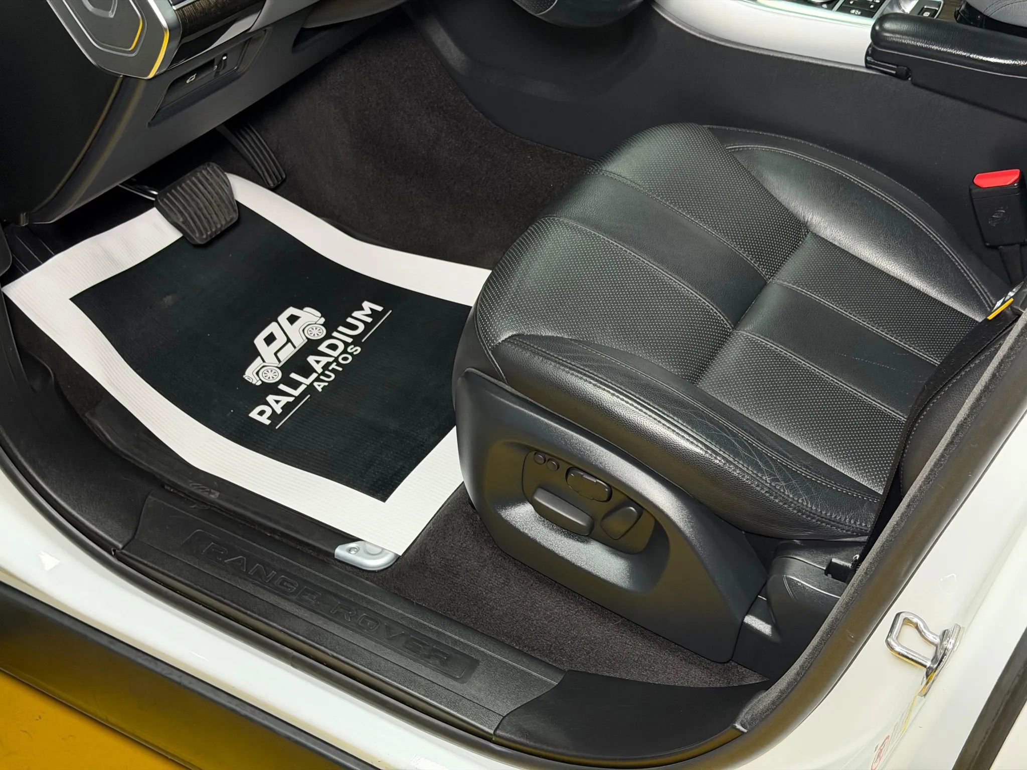 Used 2014 Land Rover Range Rover Sport SE image 20