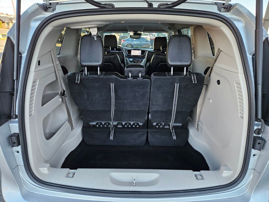 Used 2024 Chrysler Pacifica Touring-L image 12