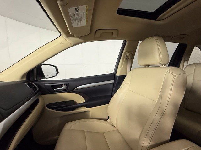 Used 2017 Toyota Highlander XLE w/ Carpet Mat Package FWD image 18