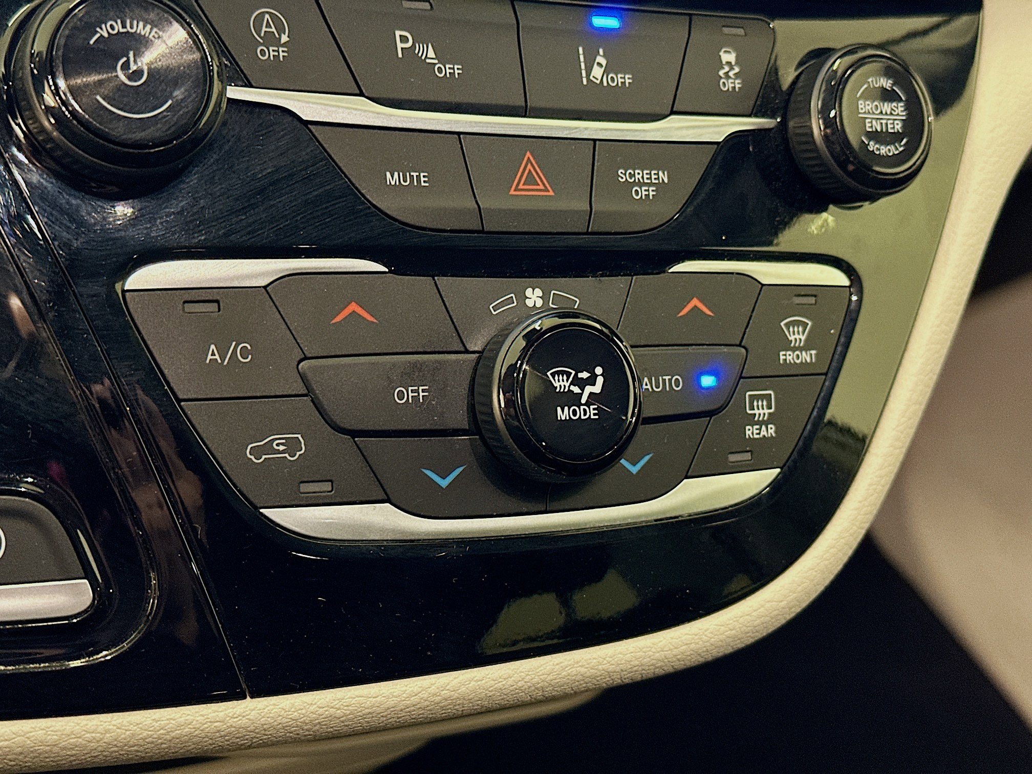 Used 2024 Chrysler Pacifica Touring-L image 23