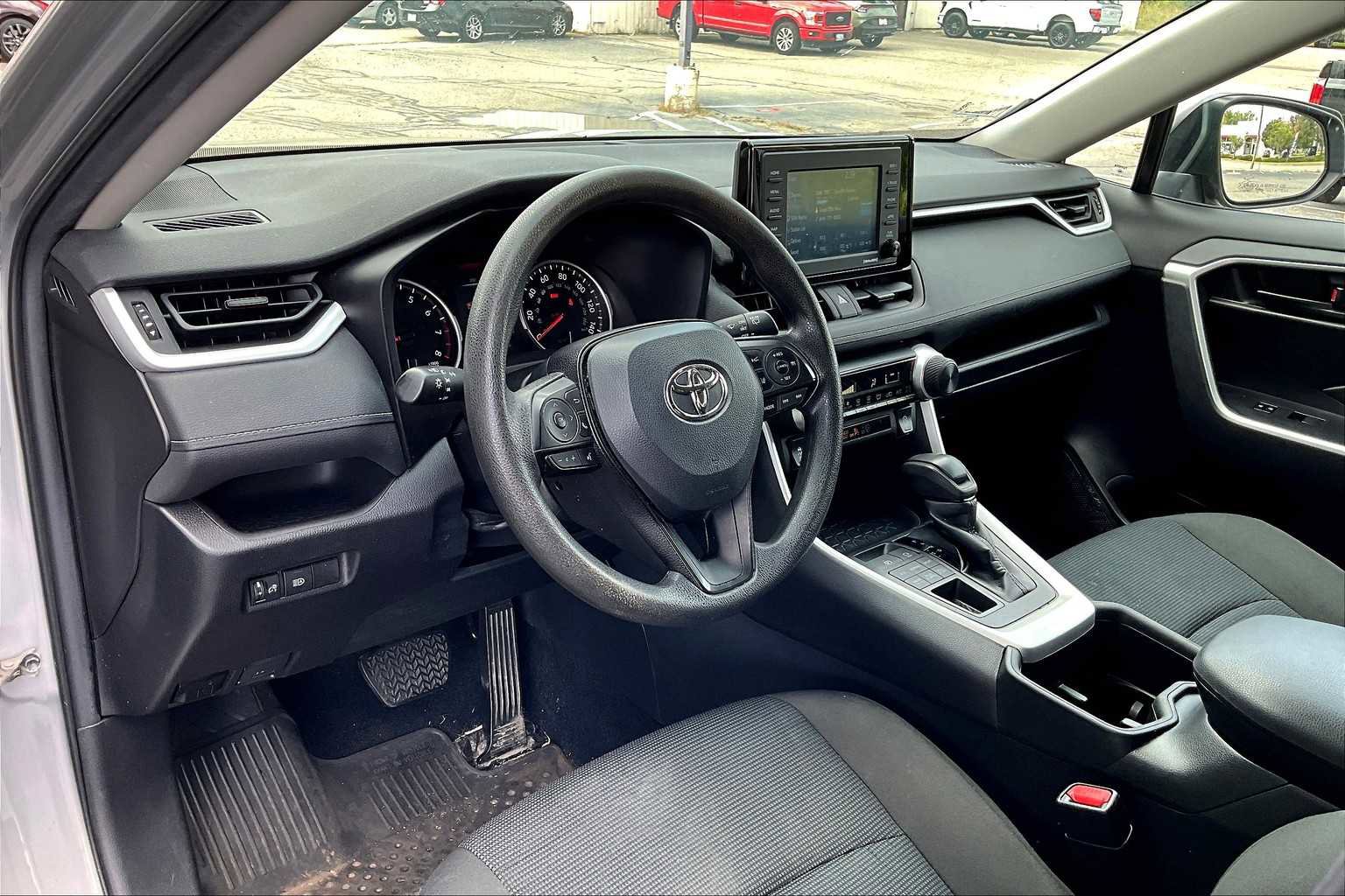 Used 2022 Toyota RAV4 LE image 18