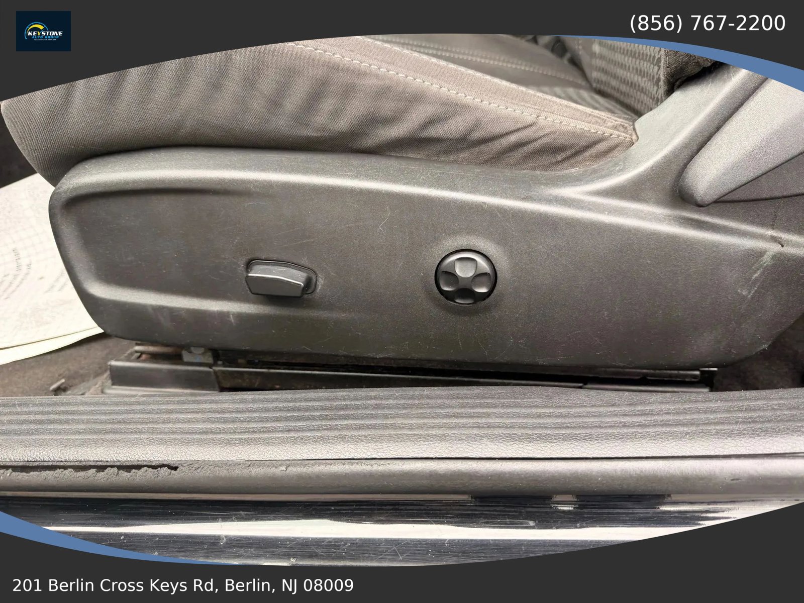 Used 2015 Dodge Challenger SXT RWD image 27